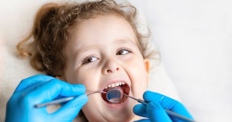 Cu ce probleme dentare comune se pot confrunta copiii și ce pot face părinții în legătură cu acestea