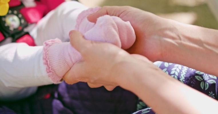Apel pentru străinii care îmi ating bebelușul: copilul meu nu este o jucărie!