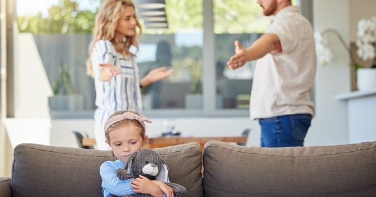 Partenerul meu îmi cere să-mi dau copilul spre adopție dacă vreau să aibă o relație serioasă cu mine