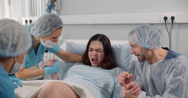 Povestea emoționantă a unei mame profund traumatizată de experiența nașterii: „Vreau să ajut alte mame”
