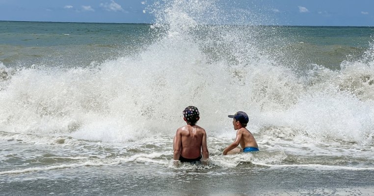 „Copiii trebuie supravegheați!” Experții au descoperit o concentrație mare de E.coli în apa mării de pe litoralul românesc