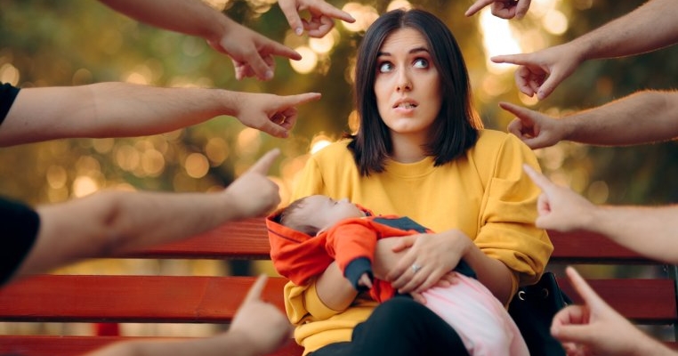 Bullying-ul între mame: cum îi faci față