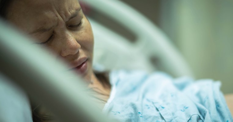 O mamă luptătoare își împărtășește povestea cu speranță: „M-am trezit din operația de cezariană și am cerut copilul”