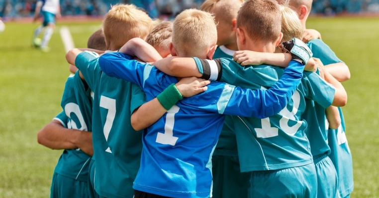 Copilul practică un sport de echipă? 6 întrebări esențiale pe care trebuie să i le adresezi antrenorului său