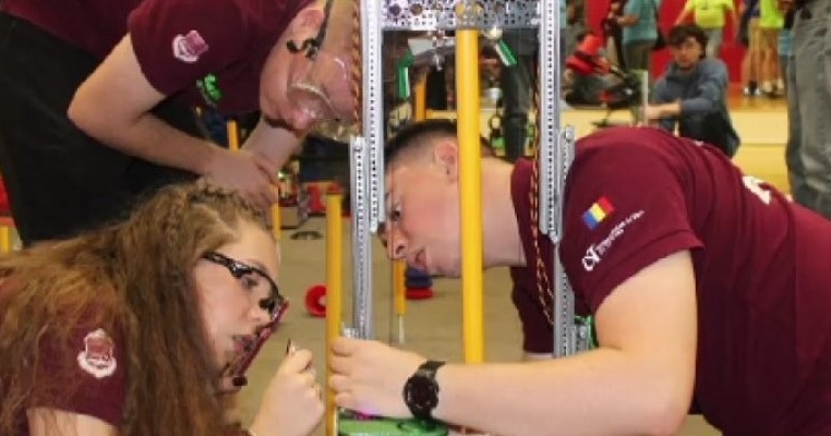 Un exemplu pentru multe generații! Elevii români au luat locul 2 mondial la o competiție de robotică din SUA