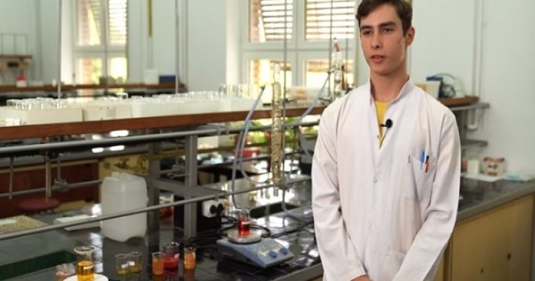 Este olimpic internațional la chimie, dar a rămas în România. „Oriunde se poate face treabă foarte bine, dacă există dorință și pasiune”