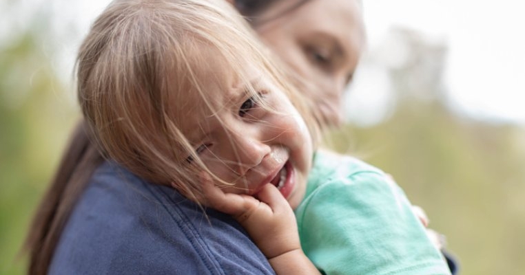 „Mami, să nu ai emoții”. Cum să NU le vorbim copiilor despre emoțiile lor
