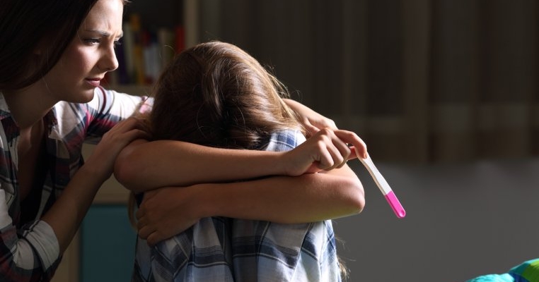 Două eleve au devenit mame la vârsta de 13 ani, la maternitatea din Ploiești
