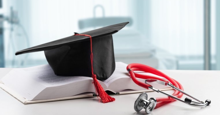 Ce emoționant! O mamă a absolvit facultatea de medicină din Iași alături de fiul ei