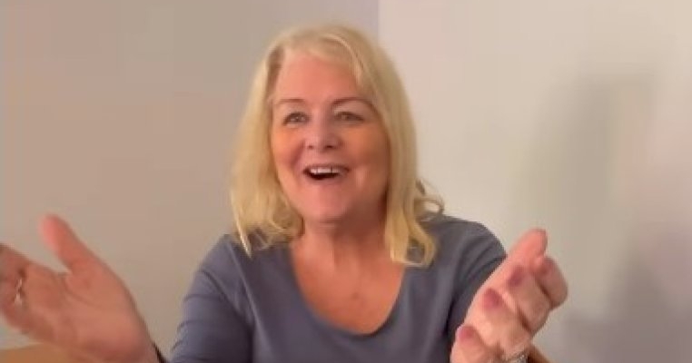 Mama mea are demență. Se bucură în fiecare zi când crede că-și cunoaște prima dată nepoții