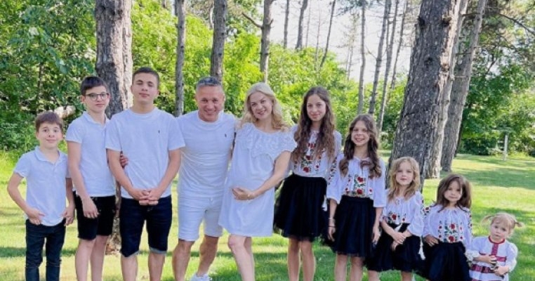 Faceți cunoștință cu familia Cârnaț! Au 9 copii minunați