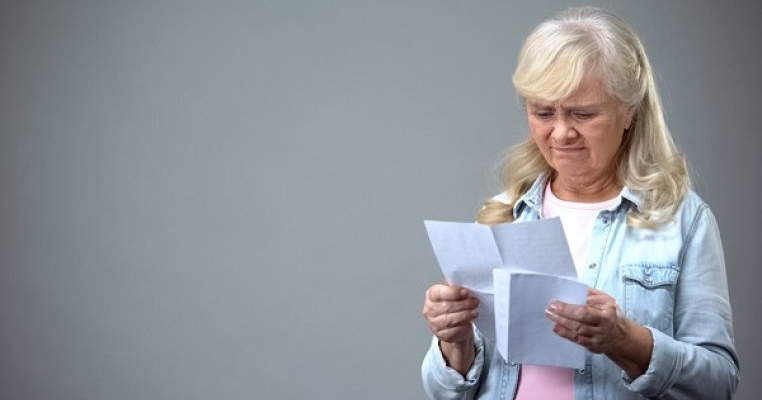 O bunică a fost dată în judecată de nepoții săi, pe motivul că îi abuzează psihic
