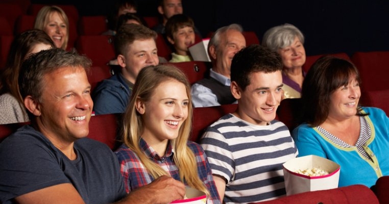 Un copil 15 ani cu autism a fost dat afară de la cinema pentru că a mers la toaleta femeilor