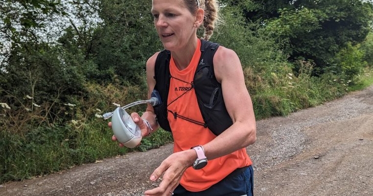 O femeie a participat la ultramaraton în timp ce pompa lapte la sân