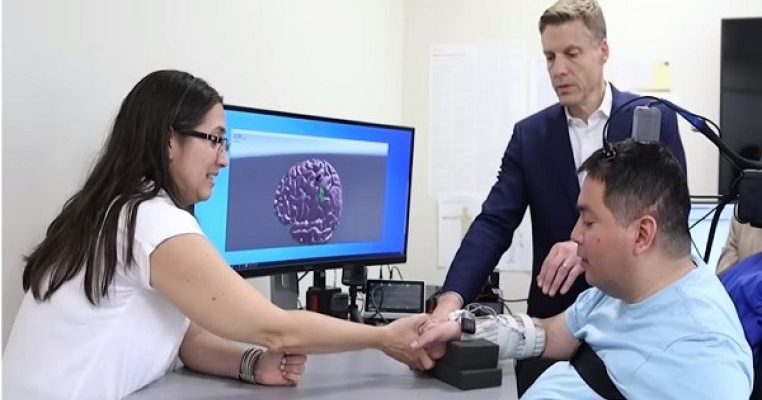 Un bărbat paralizat se mișcă din nou cu ajutorul inteligenței artificiale