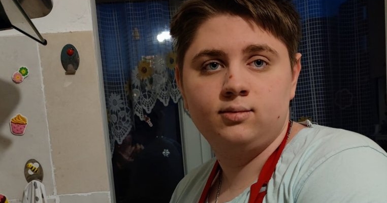 O mamă vinde dulceață produsă acasă, cu ajutorul fiului bolnav, pentru a putea acoperi tratamentele medicale necesare