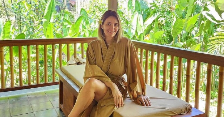 Ela Crăciun se tratează în Bali cu ritualuri străvechi de vindecare