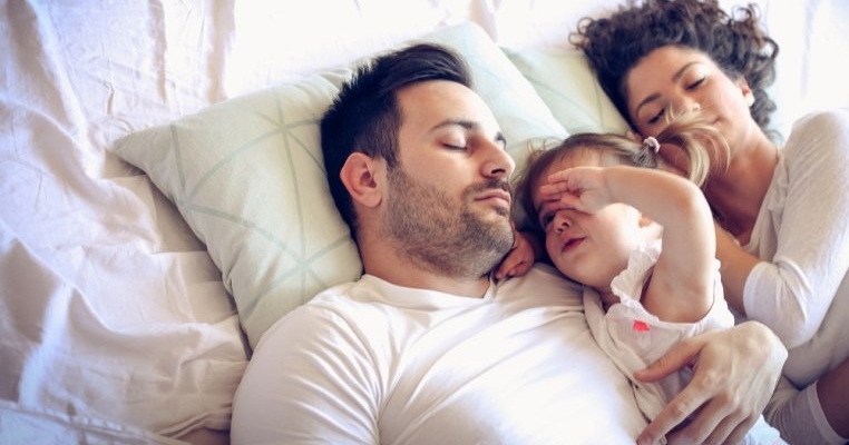 10 activități potrivite pentru copiii care nu pot dormi fără mami sau tati
