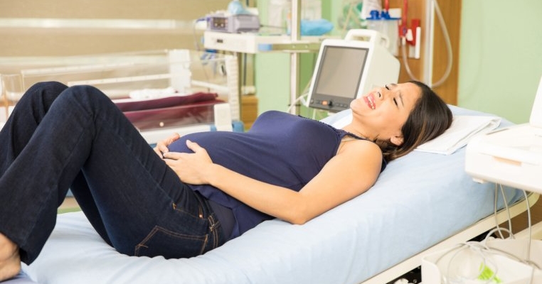 O femeie a fost operată greșit de hernie, deși ea era însărcinată în nouă luni. Nu a știut că este gravidă iar medicii nu și-au dat seama