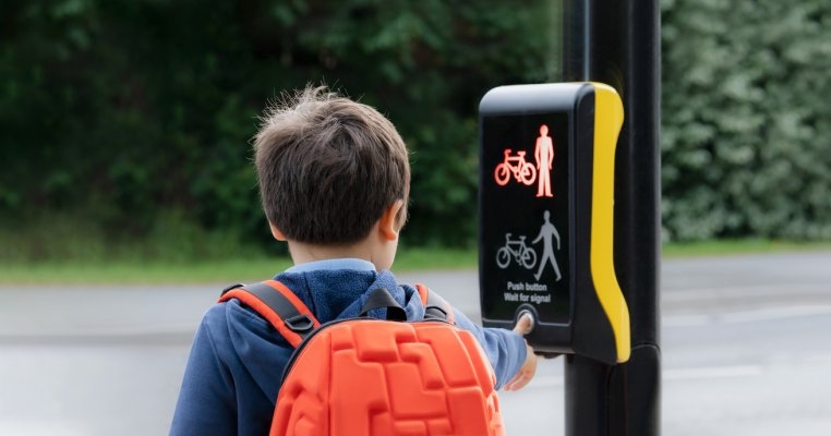 Când ar trebui să înceapă copilul să meargă singur la școală?