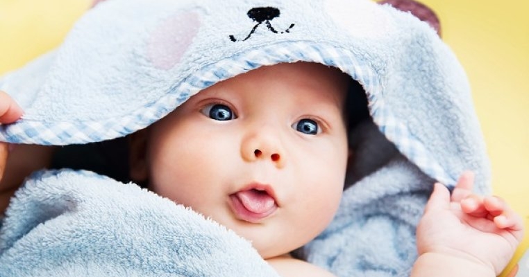 De ce scoate bebe limba des?