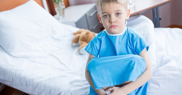 Șocul unor părinți când au descoperit că fiul lor avea cancer. "Credeam că are un virus la stomac"