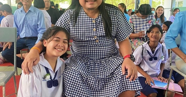 Un tată adoptiv s-a îmbrăcat în femeie pentru petrecerea de Ziua Mamei de la școala fiicei lui