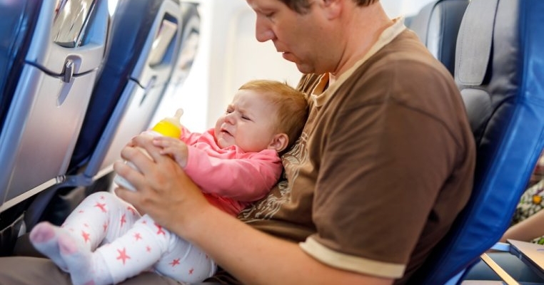 Sfatul unui însoțitor de zbor: Ce facem când în avion este un bebeluș care plânge?