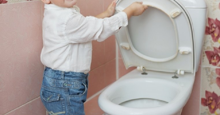 Ți s-a întâmplat și ție? O mamă recunoaște că nu și-a pregătit copilul pentru mersul la baie singur la grădiniță