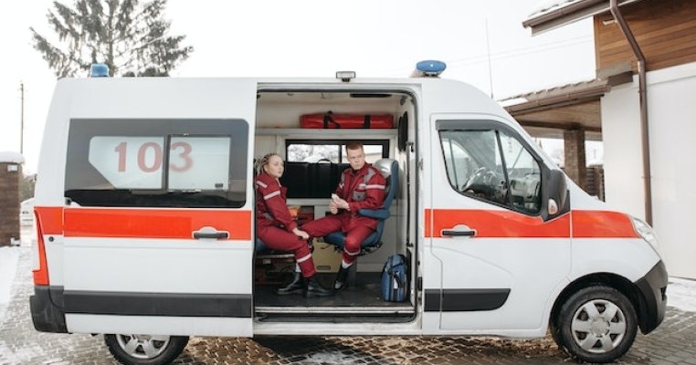 Patru copii au ajuns în stare gravă la spital după ce mama lor i-a spălat cu un insecticid pentru a-i scăpa de păduchi