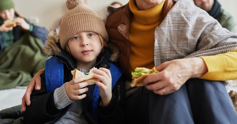 Situația dramatică a unei familii de peste hotare: mama și cei șapte copii trăiesc într-un singur dormitor