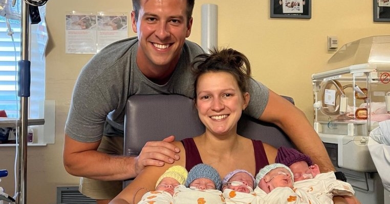 Trăiește un miracol! O mamă aduce pe lume cvintupleți după ani întregi de infertilitate