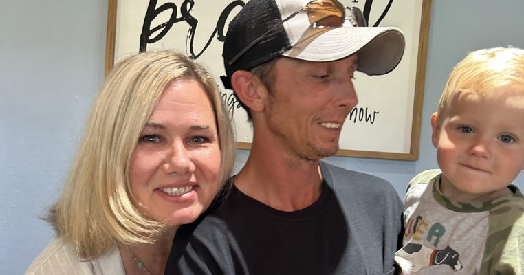 O femeie a adoptat bebelușul fostei partenere de viață a soțului ei. "Când i-am văzut părul blond și ochii albaștri m-am îndrăgostit pe loc"