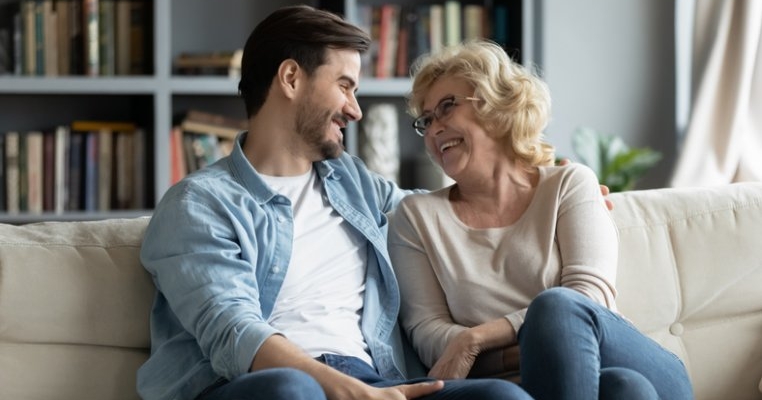 „Surpriza” de care a avut parte o femeie când a aflat că partenerul ei de 26 de ani încă doarme în pat cu mama lui