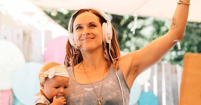 Este mama și DJ cu normă întreagă, dar copilul este mereu pe primul loc. "Cu o mână pun muzică și cu cealaltă o țin la sân"