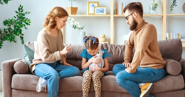 Cinci situații în care nu ar trebui să punem copilul să aleagă între mami și tati