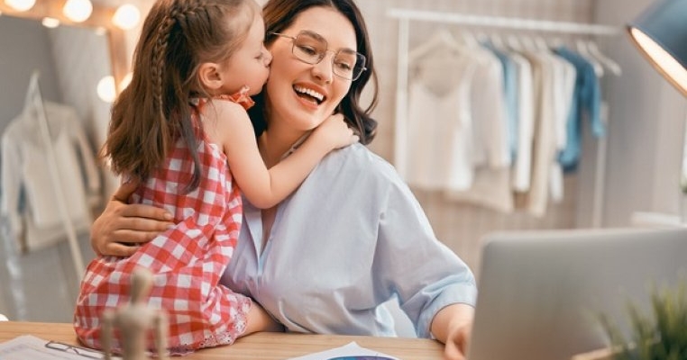 12 trucuri care te vor ajuta să fii o mamă singură de succes