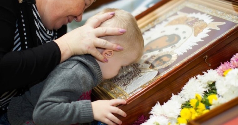 Cu copilul la biserică: îl lăsăm să sărute icoanele?