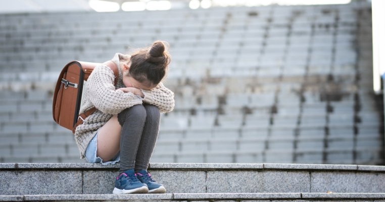 Două adolescente au fost reținute de poliție după ce au tâlhărit, bătut și sechestrat o fată de 14 ani. Autoritățile trag semnale de alarmă asupra bullying-ului