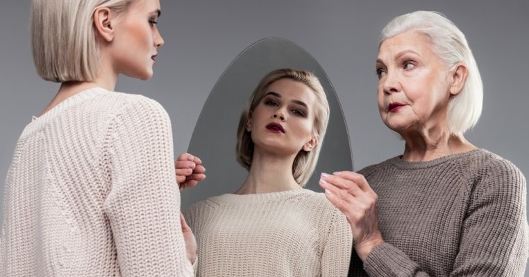 M-am uitat în oglindă și brusc mi-am dat seama că o văd pe mama mea