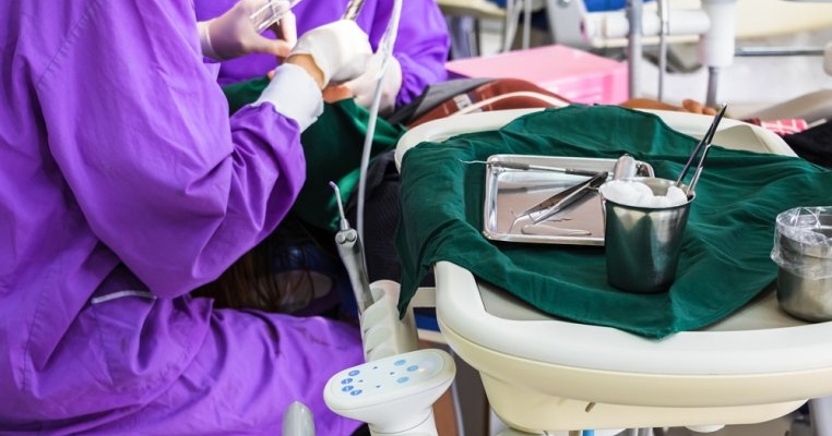 O femeie a descoperit că a rămas în pântec cu un instrument chirurgical de mărimea unei farfurii