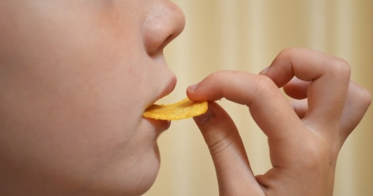 Un adolescent a murit după ce a mâncat un chips extrem de picant