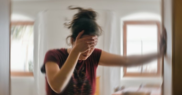 O mamă de 38 de ani s-a trezit paralizată după ce a acuzat dureri de cap puternice