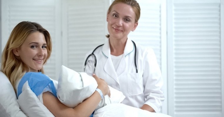 Bebe s-a născut prin cezariană? Iată care sunt nevoile nutriționale ale micuțului tău