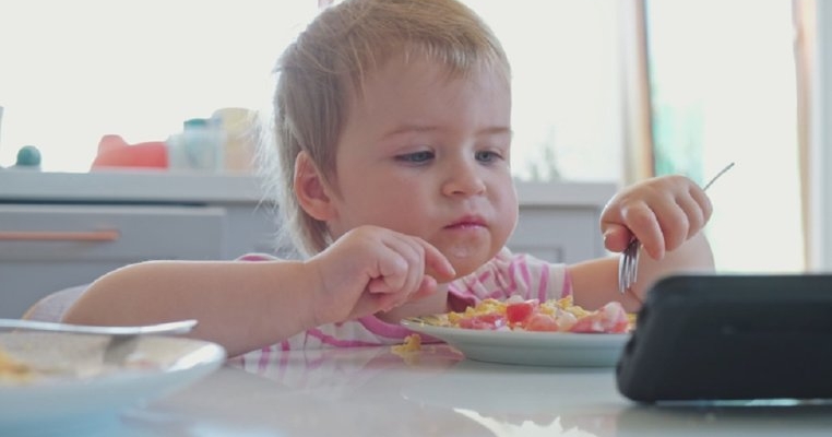 DA, eu sunt mama aceea care și-a lăsat fetița să se uite ani de zile la desene animate pe telefon în timpul meselor!