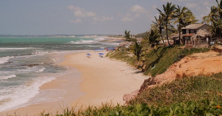 Îngrozitor: Un bebeluș a fost descoperit într-o pungă, pe o plajă din Eforie Nord