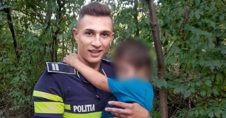 Un jandarm a reușit să salveze viața unui băiețel dispărut de câteva zile. "În momentul în care l-am luat în brațe s-a lipit de mine și s-a agățat cu mânuțele strâns"