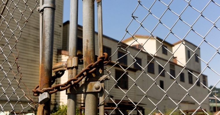 Operațiunea „Droguri pentru copii”: Bomboane și prăjituri cu substanțe interzise au fost găsite într-o fabrică din Iași