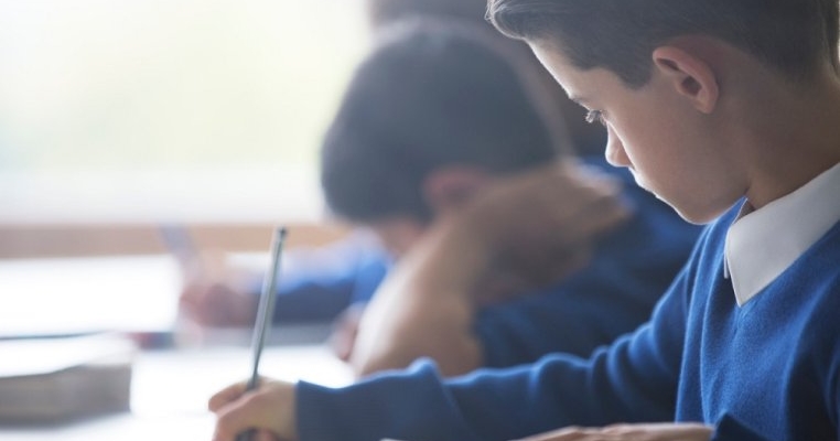 Elevii vor primi bursă de merit și pentru medii de 5 sau 6. Care sunt condițiile