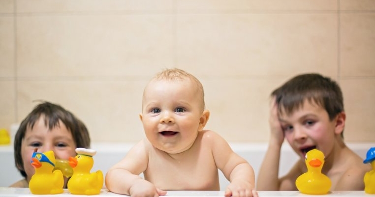 Până la ce vârstă e în regulă ca cei mici să facă baie împreună?